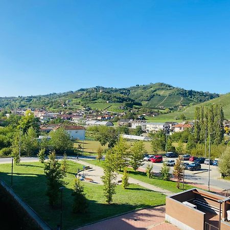 Attico Nel Cuore Delle Langhe - Free Parking Wi-Fi E Ac Alba  Eksteriør billede