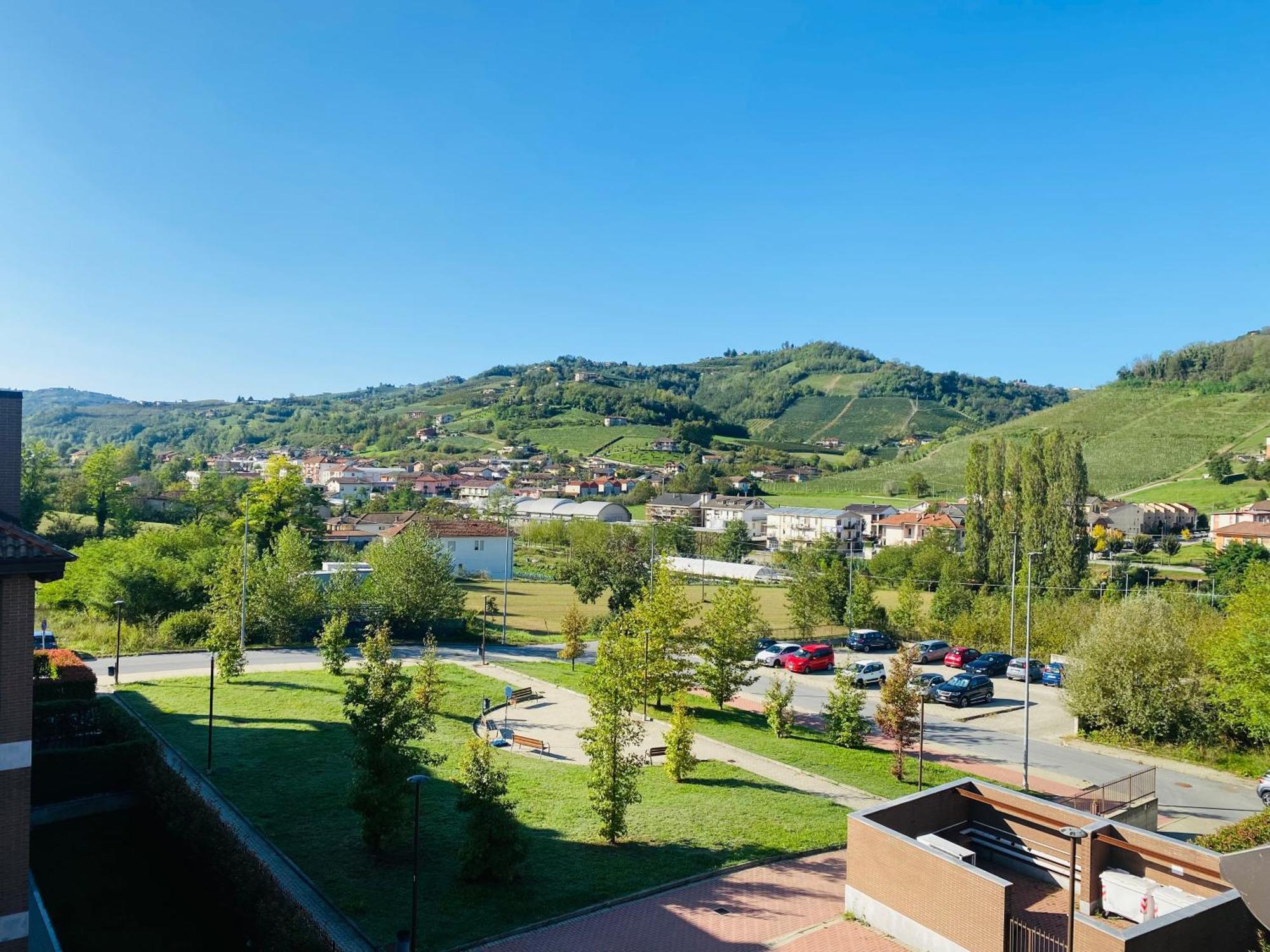 Attico Nel Cuore Delle Langhe - Free Parking Wi-Fi E Ac Alba  Eksteriør billede